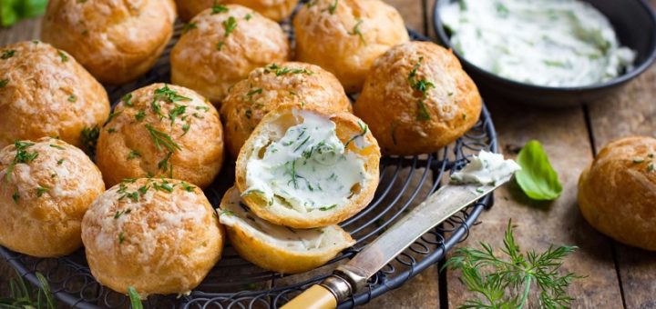 Gougeres: the recipe for French savory puffs to be enjoyed simple