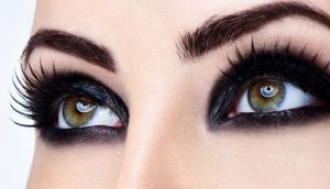 make up your eyes with natural ingredients